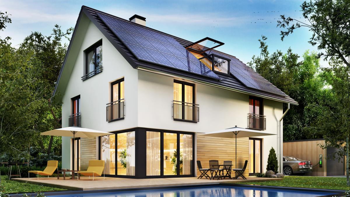 Solarpanel auf dem Dach eines Einfamilienhauses