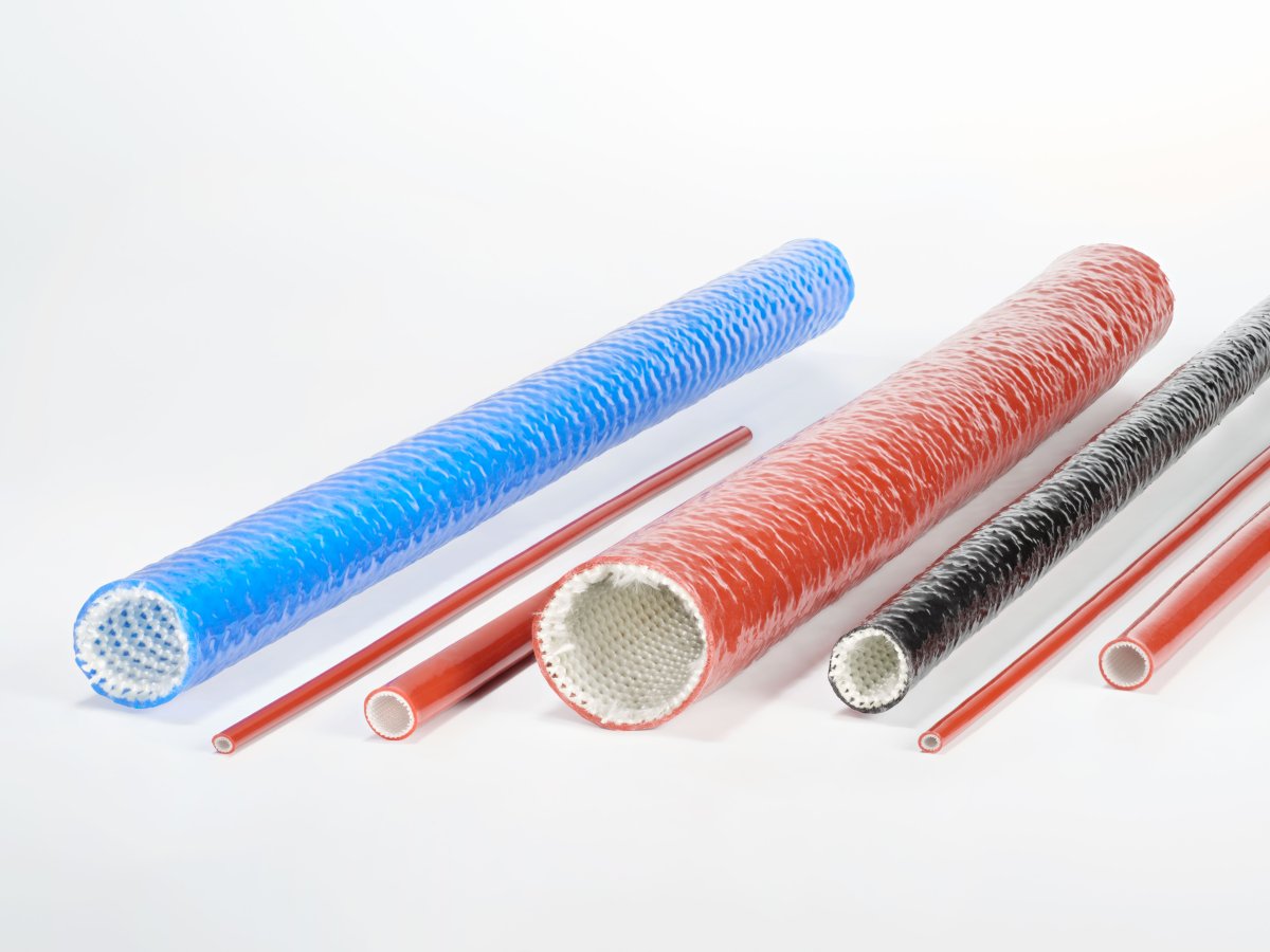 Vários tubos e barras cilíndricos de cores diferentes estão dispostos lado a lado.